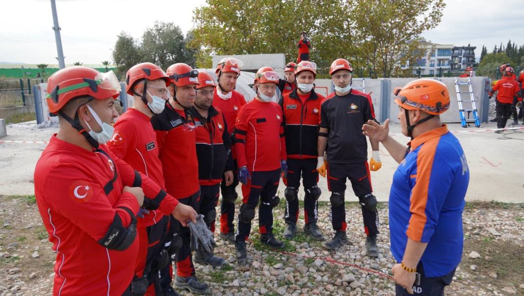 İzmir depreminin 6. yılında 3 ilde 6,7 şiddetinde deprem paniği 5